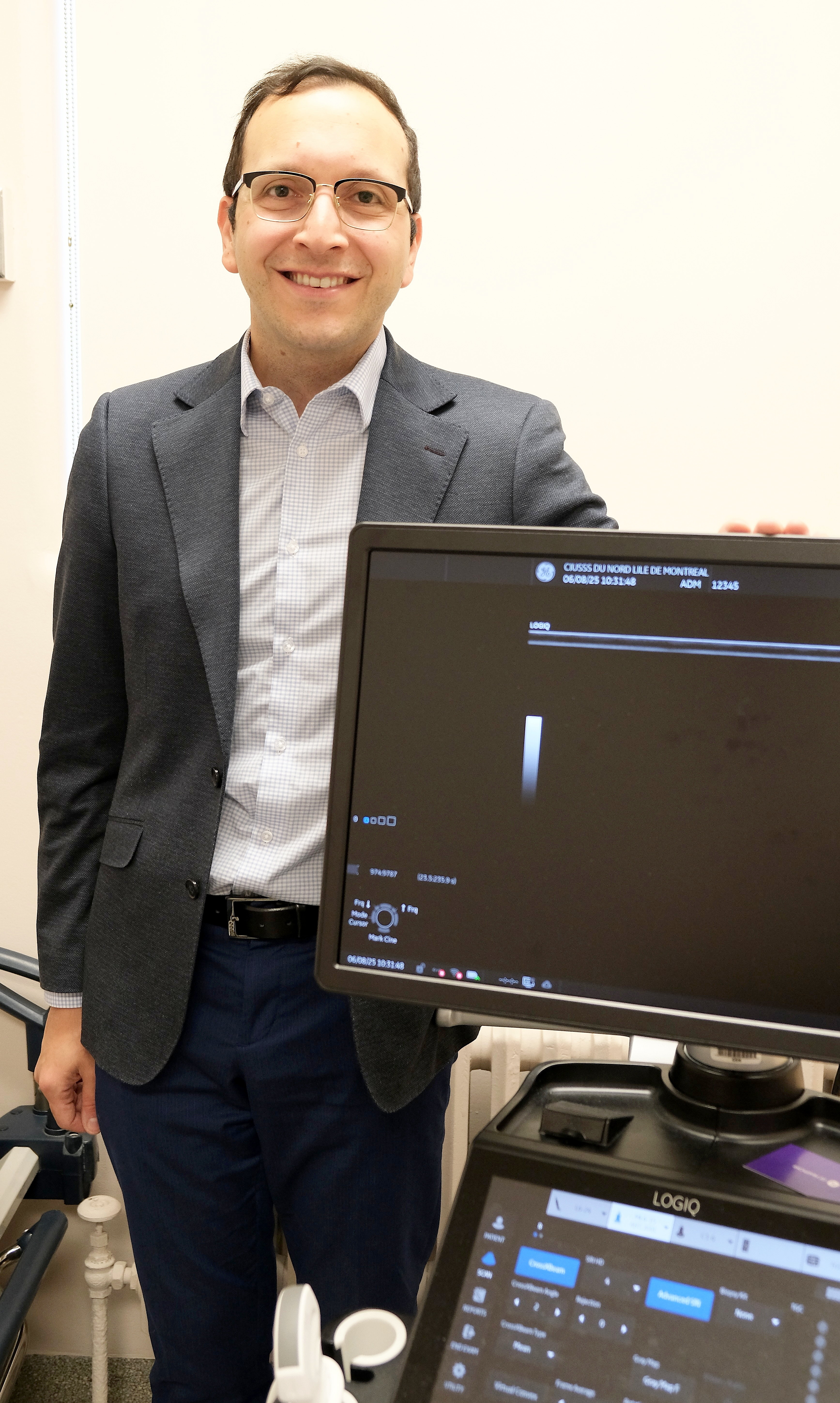 Vasculite-Sacre-Coeur Dr. Jean-Paul Makhzoum with the device used to ultrasound in the skull first canada diagnose treat blood new